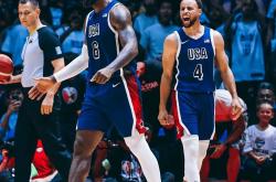 库里迎来十五赛季出色发挥，美国队观众热烈欢呼！